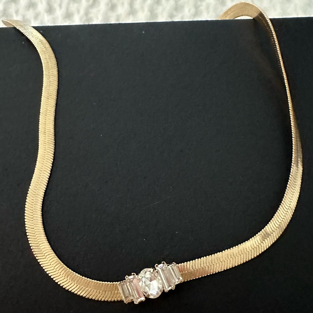 Chic gold necklace